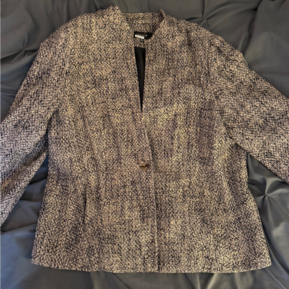 Chic Women's Black and White Tweed Blazer
